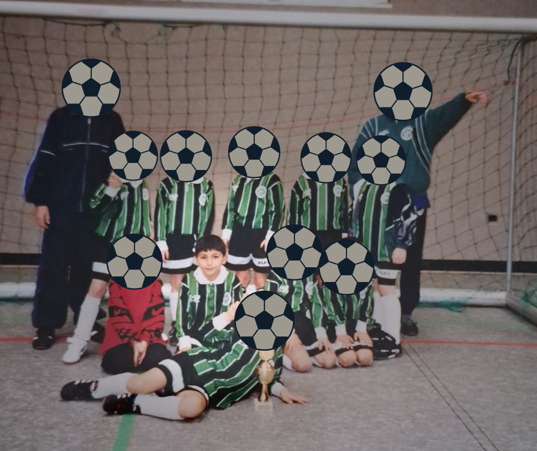 Mo als Kind im Vordergrund seiner Jugendfußballmannschaft; die Gesichter der anderen Personen sind mit Fußbällen verdeckt.