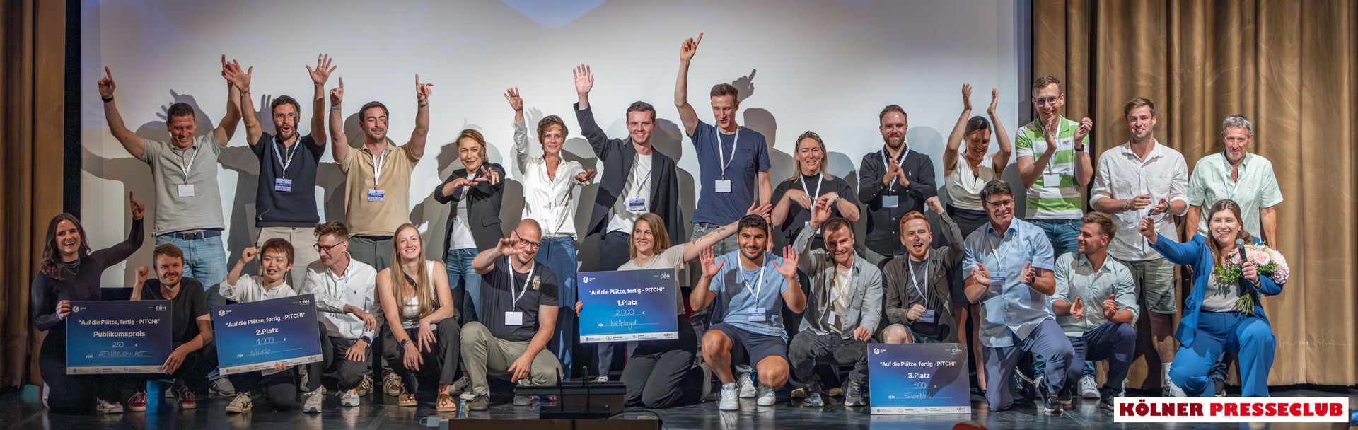 Gruppe des StarS-Kaders bei einer Preisverleihung auf der Bühne; Bildnachweis Kölner Presseclub.