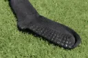 Grip-Punkte unter der Fußsohle der schwarzen Grip Cut Socks.