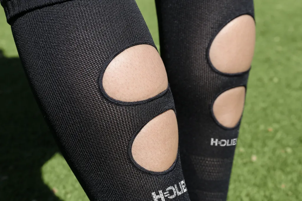 Zwei eingefasste Wadenöffnungen an den getragenen schwarzen HOLIES Socken.