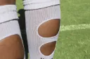 Nahaufnahme der weißen HOLIES Socken mit eingefassten Wadenöffnungen.